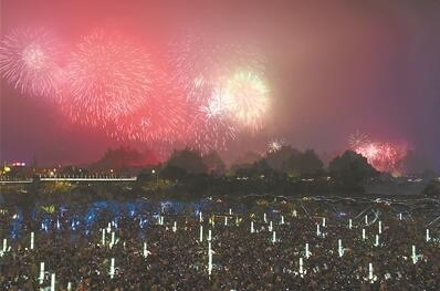 南京在玄武湖公园举行焰火表演 全城同唱“祖国好”