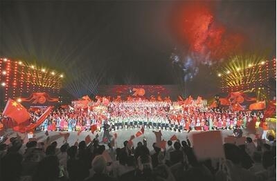 南京在玄武湖公园举行焰火表演全城同唱祖国好