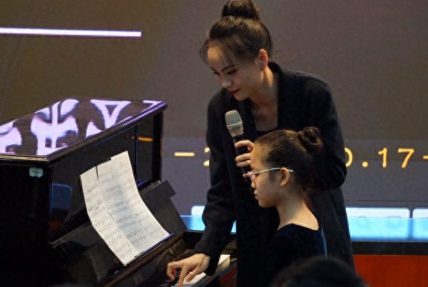 如何培养孩子的钢琴学习兴趣？沈诗哲音乐公益大师课走进长沙市实验小学