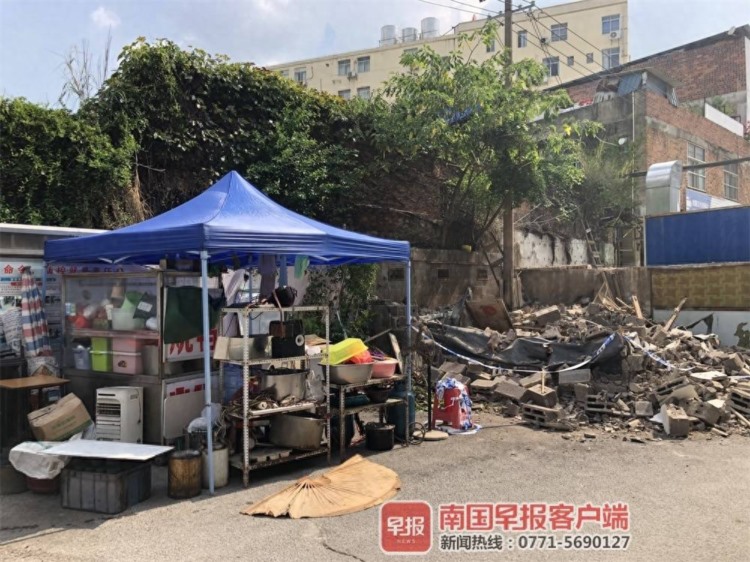 秒变“王子”！南宁一违建烧鸭店被拆，店老板现场淡定弹钢琴