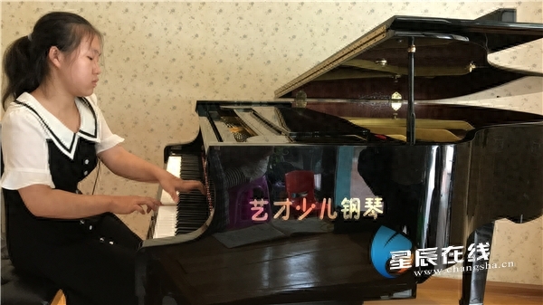 13岁湘妹子被中央音乐学院鼓浪屿钢琴学校录取 专注钢琴练习仅3年