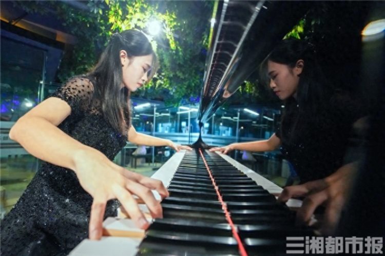 72岁学钢琴，她只用一个月就能弹曲