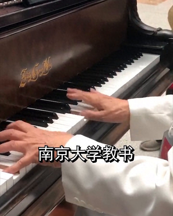 88岁退休教授每周到医院义务弹钢琴：用音乐抚慰病患