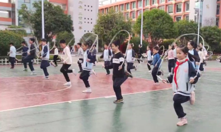 长沙90后美女体育老师带学生玩转花样跳绳，网友惊呼“太酷了”