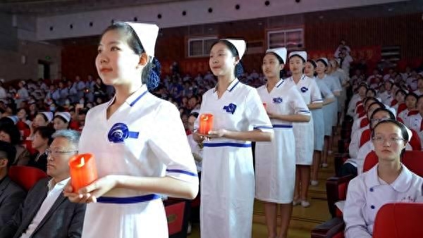 山东省烟台护士学校举行“5.12”国际护士节庆祝活动暨授帽仪式