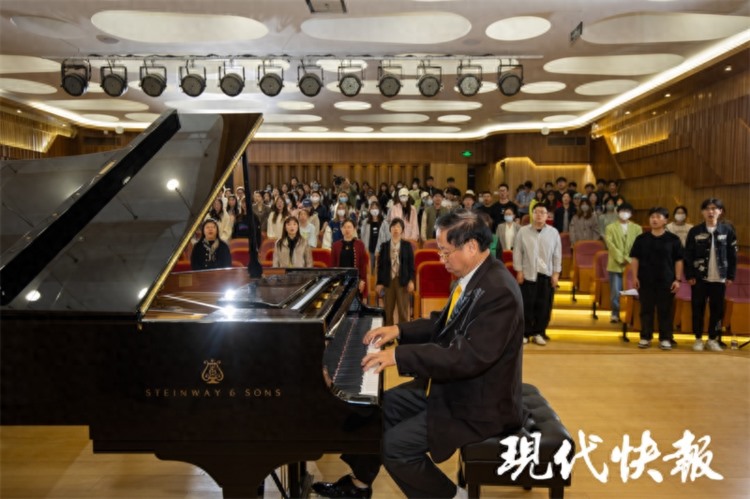 一堂别开生面的艺术党课！国际即兴钢琴演奏大师走进南京晓庄学院