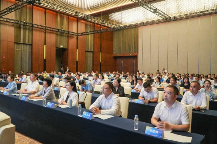 “绿扬同心·青蓝接力”计划启动仪式暨青年企业家创新发展高峰论坛在扬州成功举办
