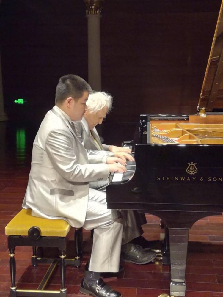 草根父母北漂10年，将盲儿子培养成钢琴家