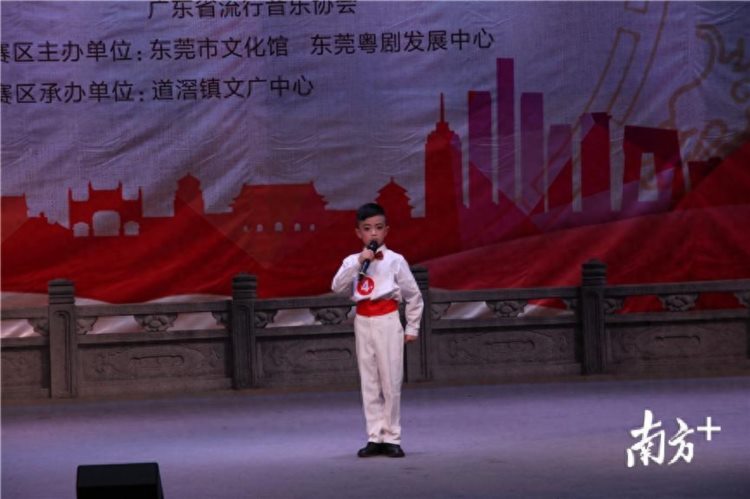 8岁娃获青少年组冠军，微粤曲大赛东莞赛区唱足2天
