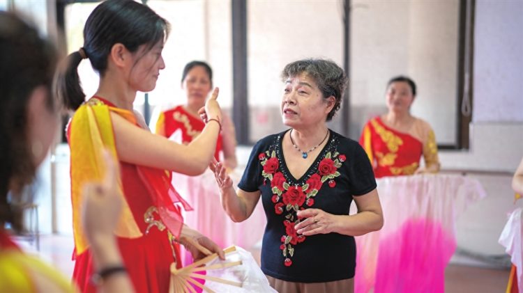 以爱传音苏州退休老师带领特殊舞者舞出精彩人生