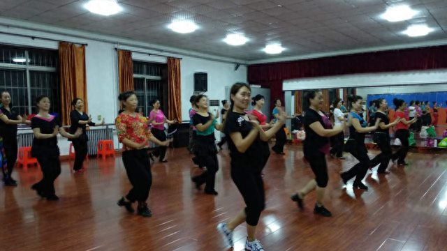 津南区举办“文化惠民季”舞蹈培训