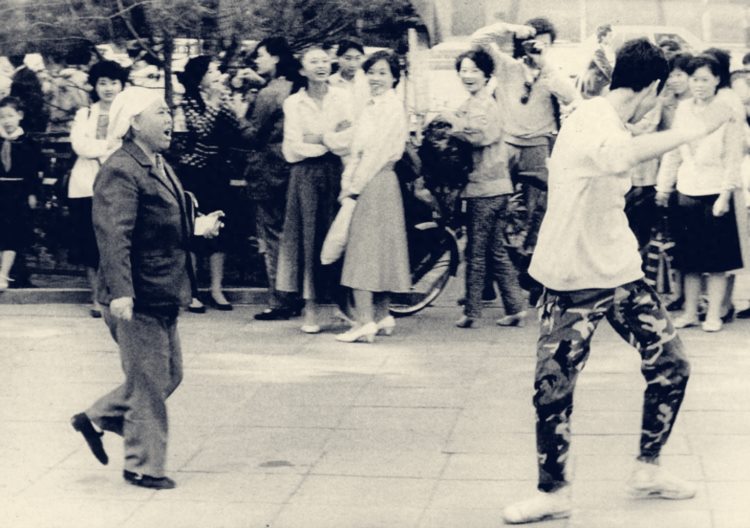 80年代霹雳舞风靡全国，天津举办霹雳舞大赛，参赛者从4岁到70岁