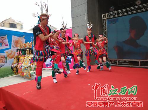 在南昌“遇见台湾” 电音三太子热舞助阵