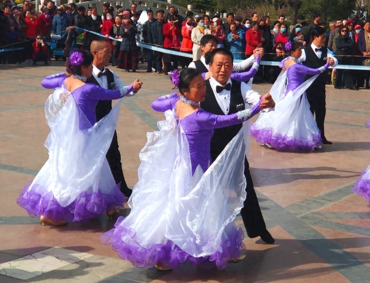 唐山上千名市民共同展示体育舞蹈的魅力