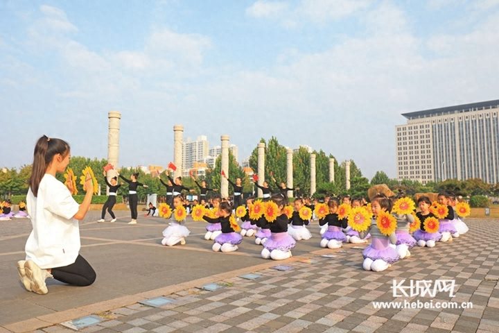 河北滦南：幼儿舞蹈祝福祖国