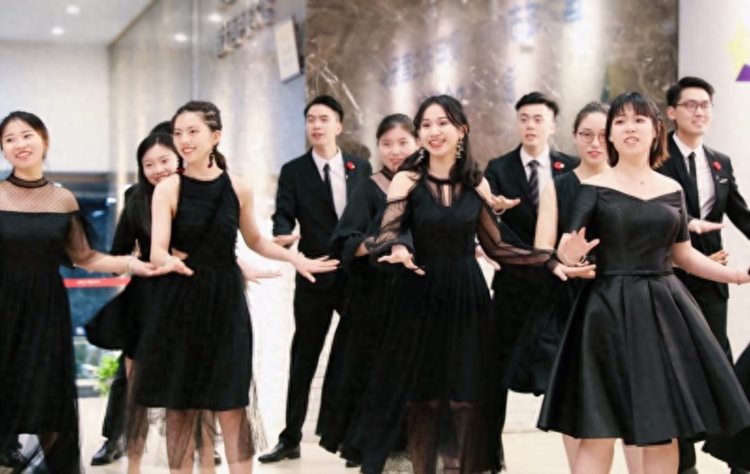 商场美术馆内传来不一样的声音杭州爱唱歌的年轻人成立了一支合唱队