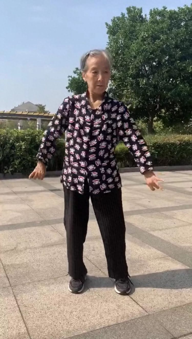 请原地出道！苏州7旬奶奶跳舞动作不输女团跳出生命精彩
