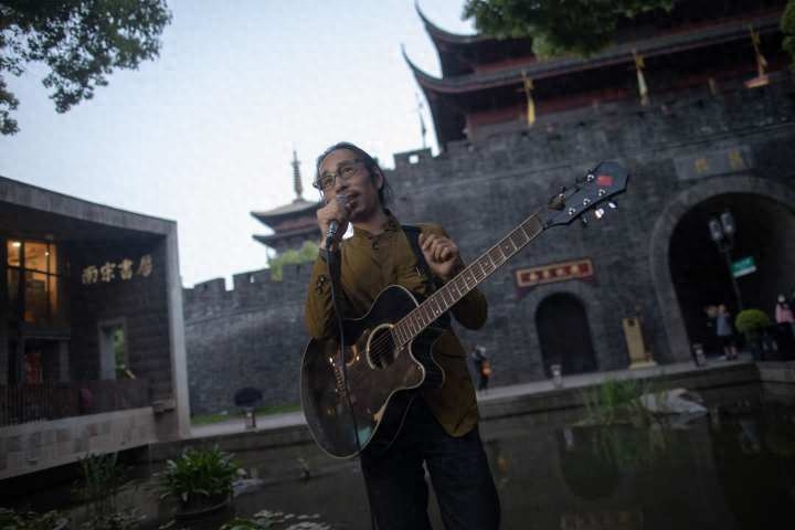 城市的人情味！杭州河坊街新设音乐角，网红流浪歌手今晚开唱