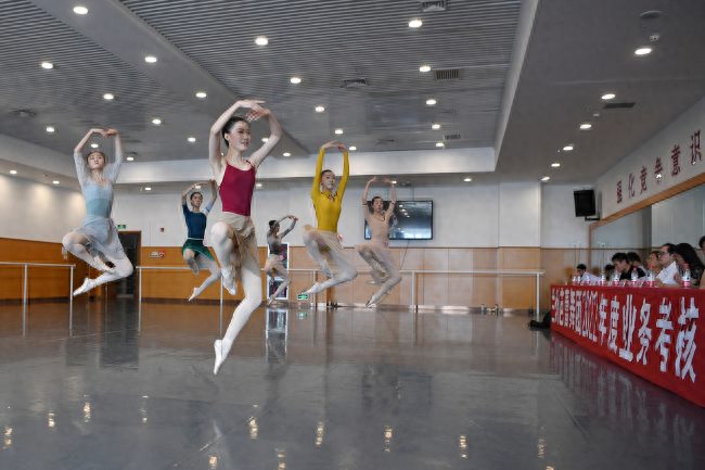 甘肃兰州：芭蕾舞者的魅力绽放