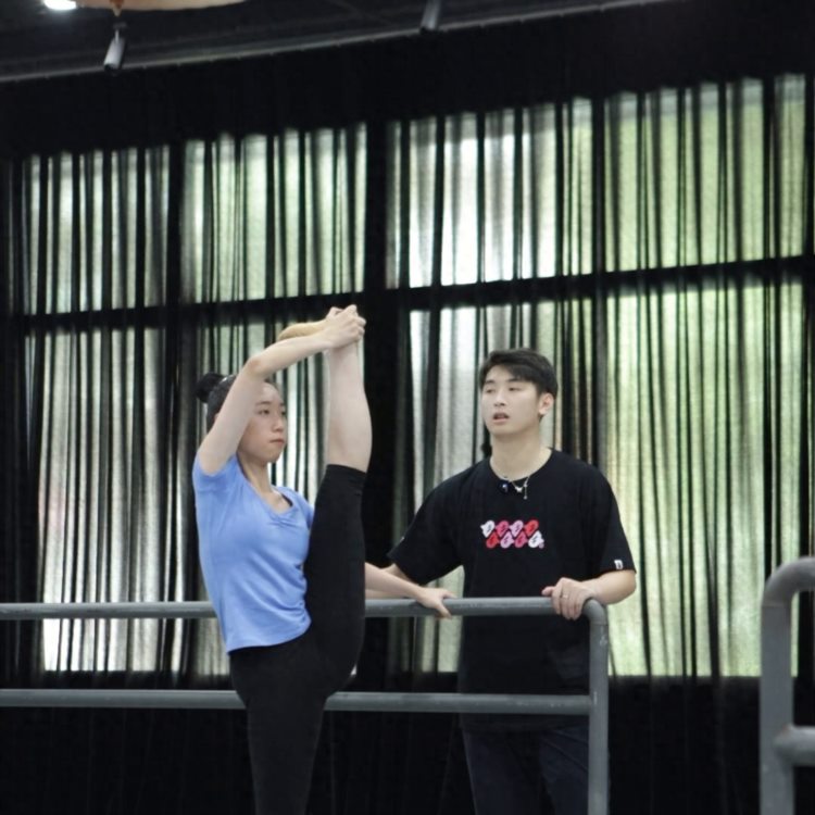 搬腿一定要朝着这个方向去努力#福建舞蹈艺考#福州舞蹈艺考