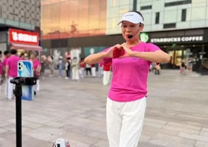 奶奶界刘畊宏2年涨粉37.3万苏州奶奶健身团如何在抖音逆袭
