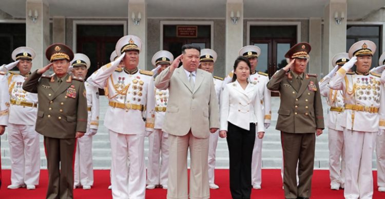 朝鲜第一千金穿成人衣！小版型西服时髦又洋气美成迷你版李雪主