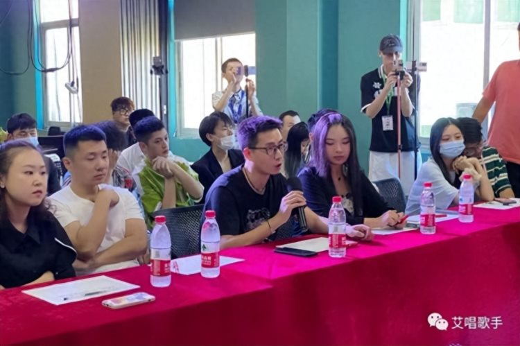 中国著名音乐人周振霆莅临现场艾唱歌手艺术培训助学员狂飙