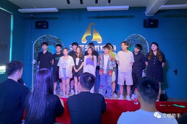 中国著名音乐人周振霆莅临现场艾唱歌手艺术培训助学员狂飙