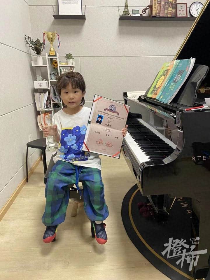出租屋里的7岁小琴童拿下省级金奖老师送他一架钢琴！孩子妈妈说我家孩子不是神童