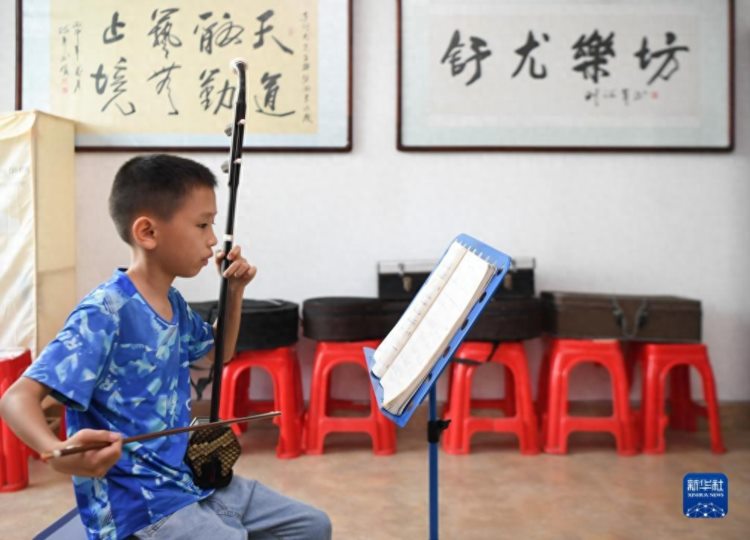 新华全媒＋丨李舒尤和他的乡村音乐课堂