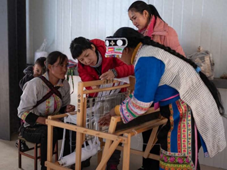 浙江织女培训两千多位贫困妇女传承手工艺