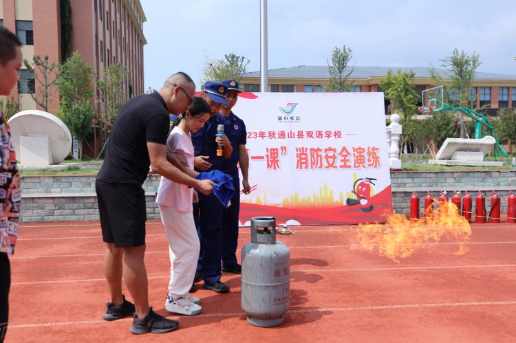 湖北咸宁：消防培训进校园守护平安开学季