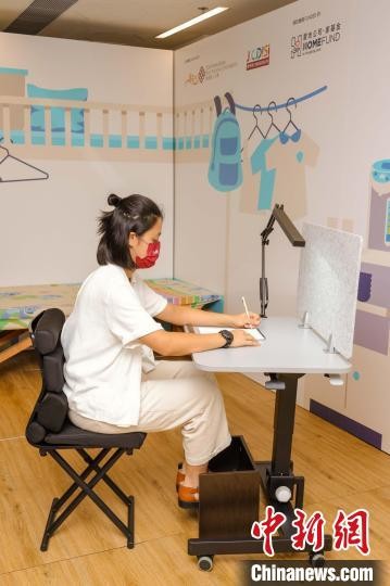 香港理大向劏房学童派发特制桌椅助其改善学习环境