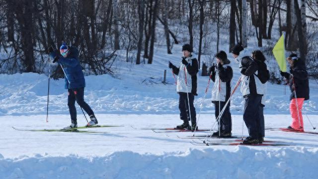 黑龙江举办体育教师和学生越野滑雪技能培训