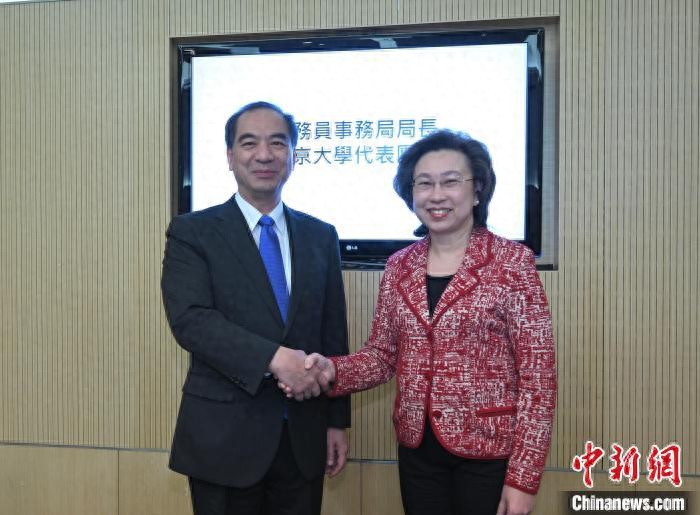 香港特区政府公务员事务局与北京大学加强公务员培训合作
