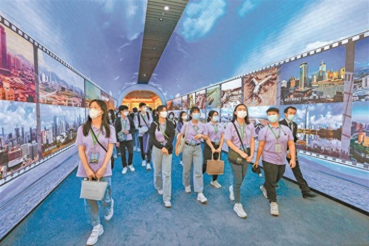 香港高中生来粤交流 首发团到访深圳前海 香港教育局将陆续组织学生来内地交流学习