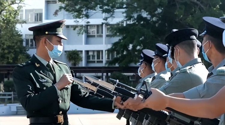 港警7月1日转用解放军队列驻港部队披露培训细节