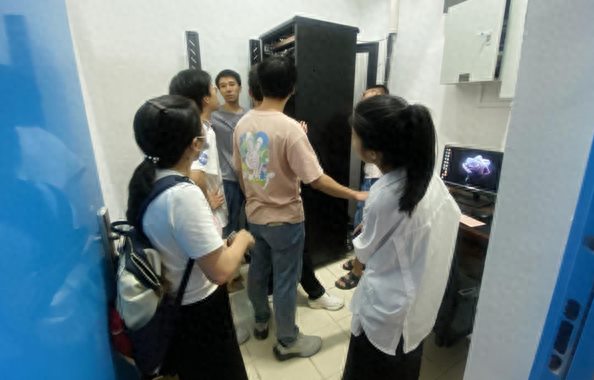 江西省南康中学北校区组织开展报告厅音响、显示屏等设备使用培训