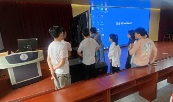 江西省南康中学北校区组织开展报告厅音响显示屏等设备使用培训