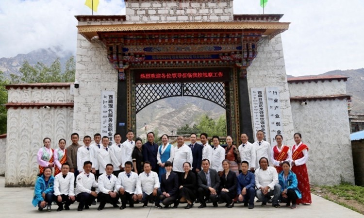 马培华一行视察西藏现代服务业职业技能培训学校