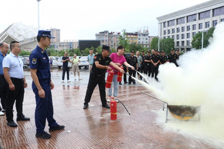 湖北来凤：培训演练筑牢机关单位安全防火线