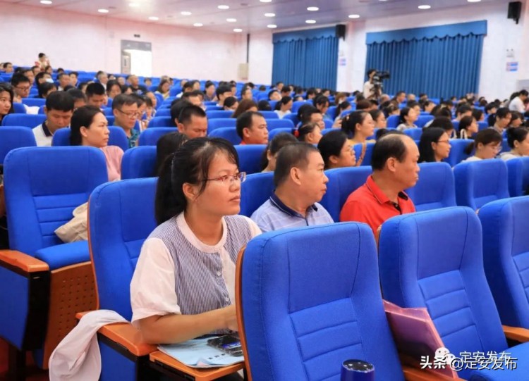 海南省2023年初中学业水平考试道德与法治学科中考试题及数据分析培训会在定安中学举办