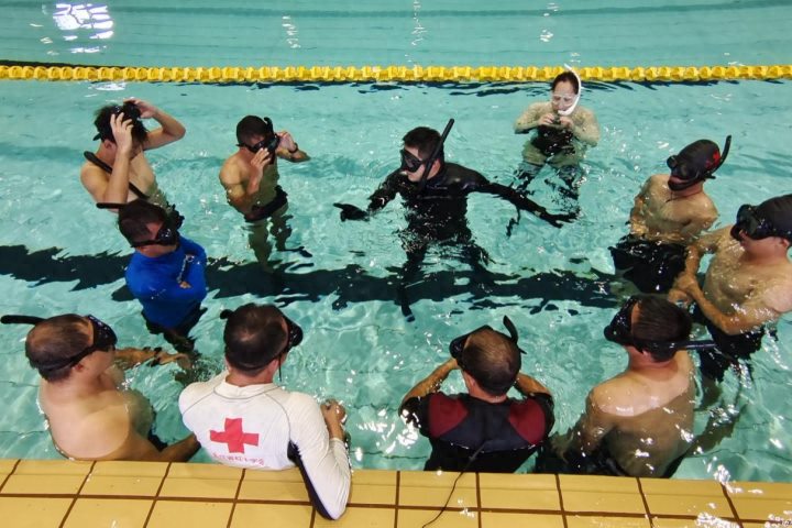 在浙江海洋大学举行的首届潜水培训班来的不仅有老师学生还有潜水爱好者