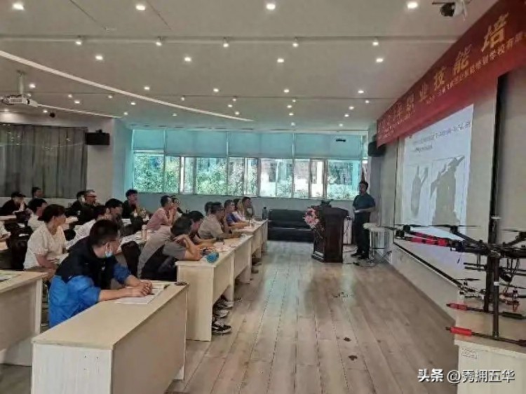 云南省首个针对失业人员的免费无人机操作技能培训班在龙翔开班啦