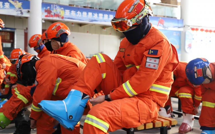 严寒中淬炼基本功黑龙江森林消防开展雪域救援培训