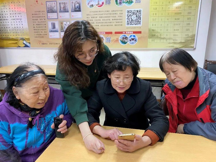 填平“数字鸿沟”，让老年人智享生活！江苏每年拨付1000万元培训50万老人使用智能手机