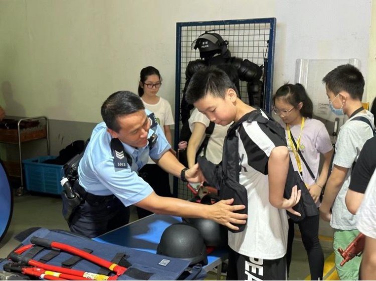 上警车穿装备深港青少年近距离与香港警察交流学习